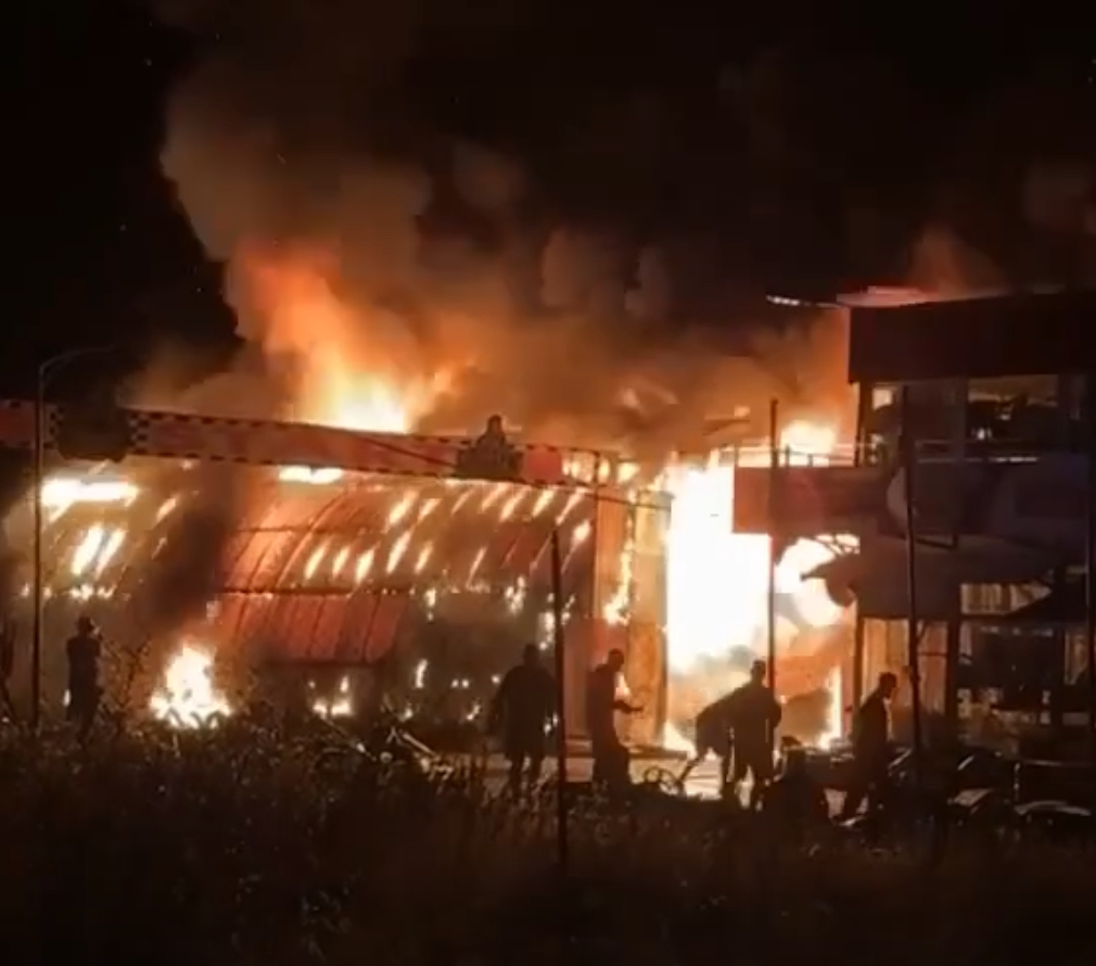  Një i lënduar dhe 20 vetura të përfshira nga zjarri afër Aeroportit të Prishtinës